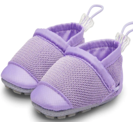 Casal cria calçado infantil que pode ser diluído em água quente quando não for mais usado